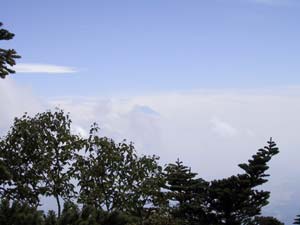 　雲の中に富士の頭が・・・　　見えますか〜？