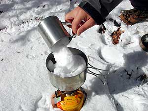頂上の雪で飲む（枯葉のかけら入り）コーヒーは格別な味でした。ｂｙ西澤