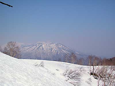 黒姫山の後ろに妙高山が微かに見える。